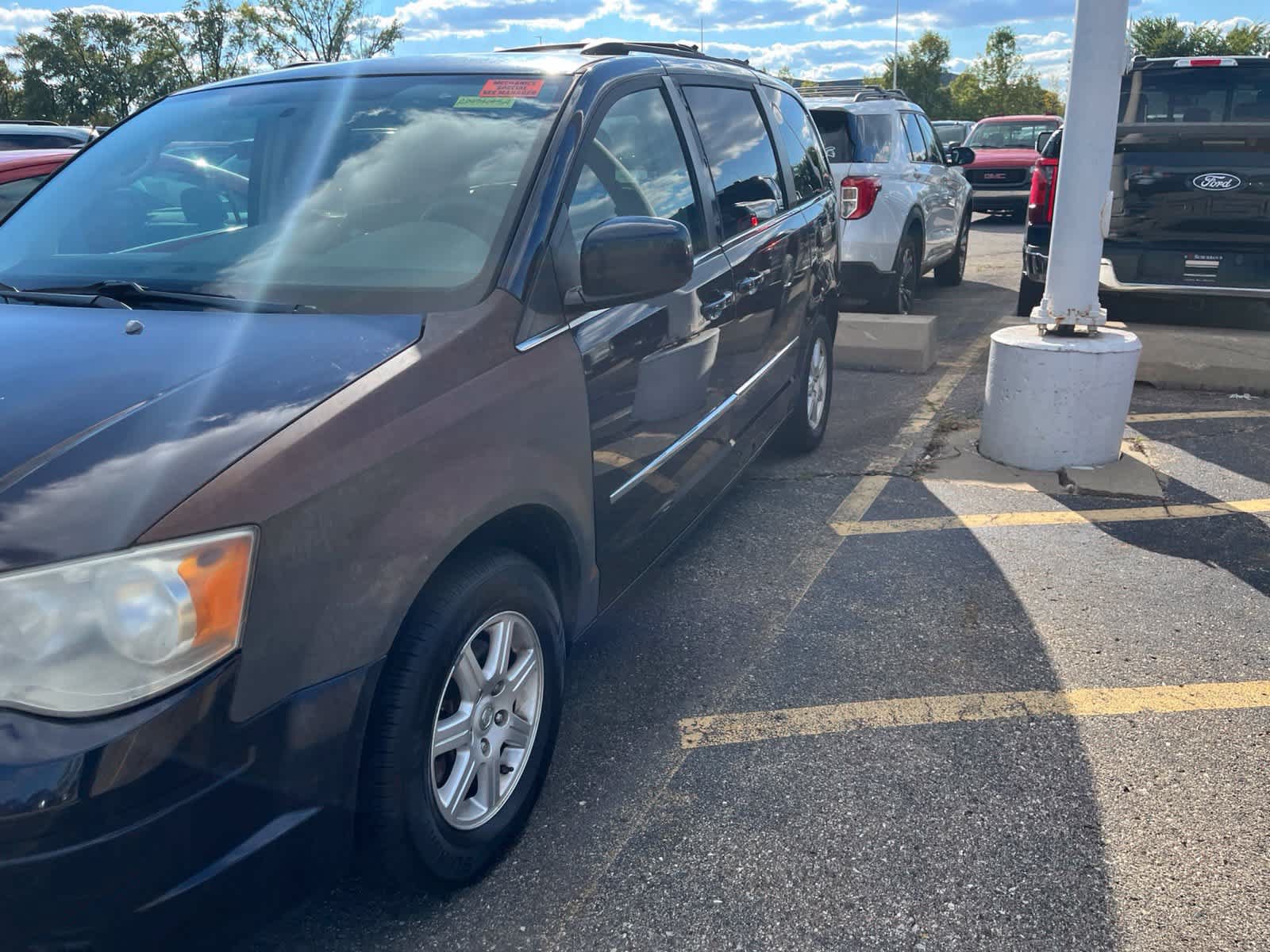 Used 2010 Chrysler Town & Country Touring w/ Entertainment Group #2 FWD image 6