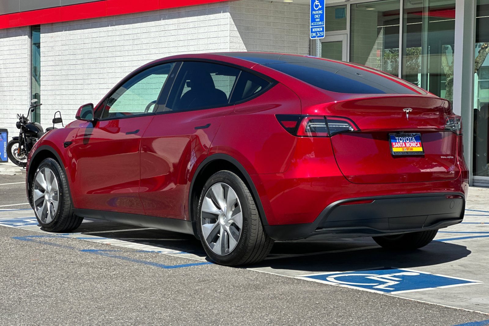 Used 2024 Tesla Model Y Long Range AWD/4WD image 6