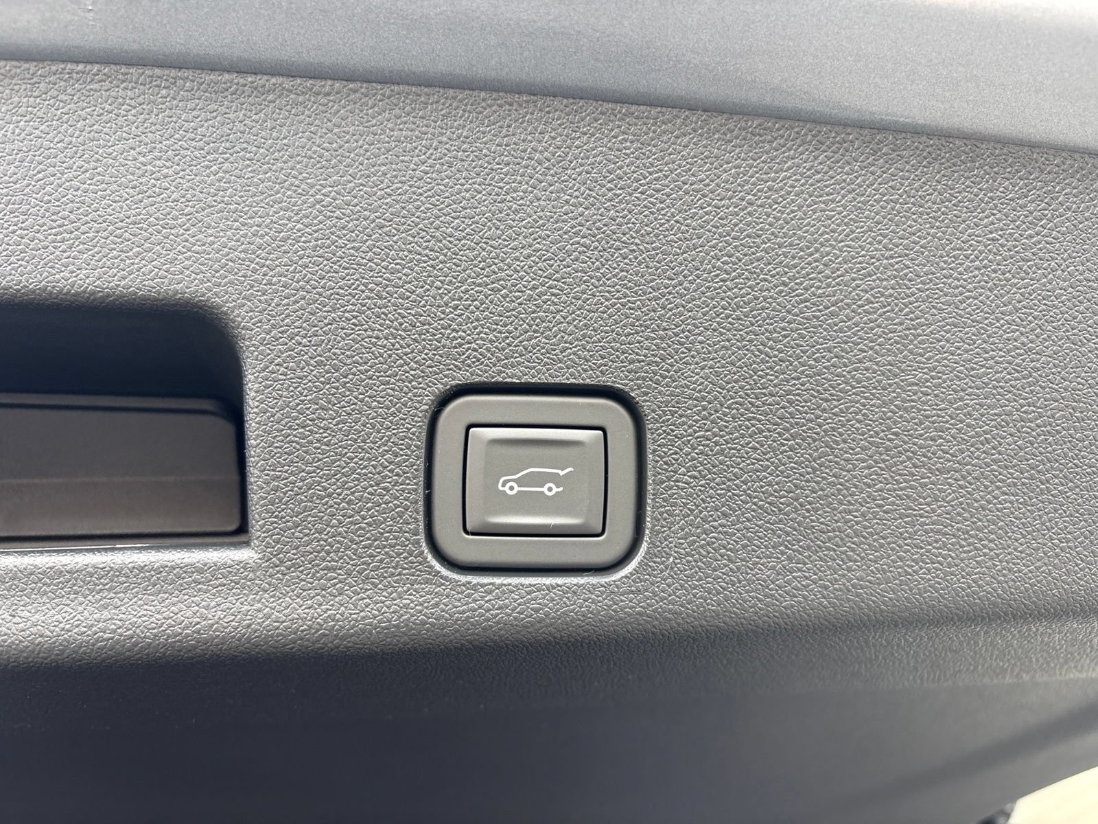 New 2027 Chevrolet Traverse LT w/ Midnight/Sport Edition FWD image 18