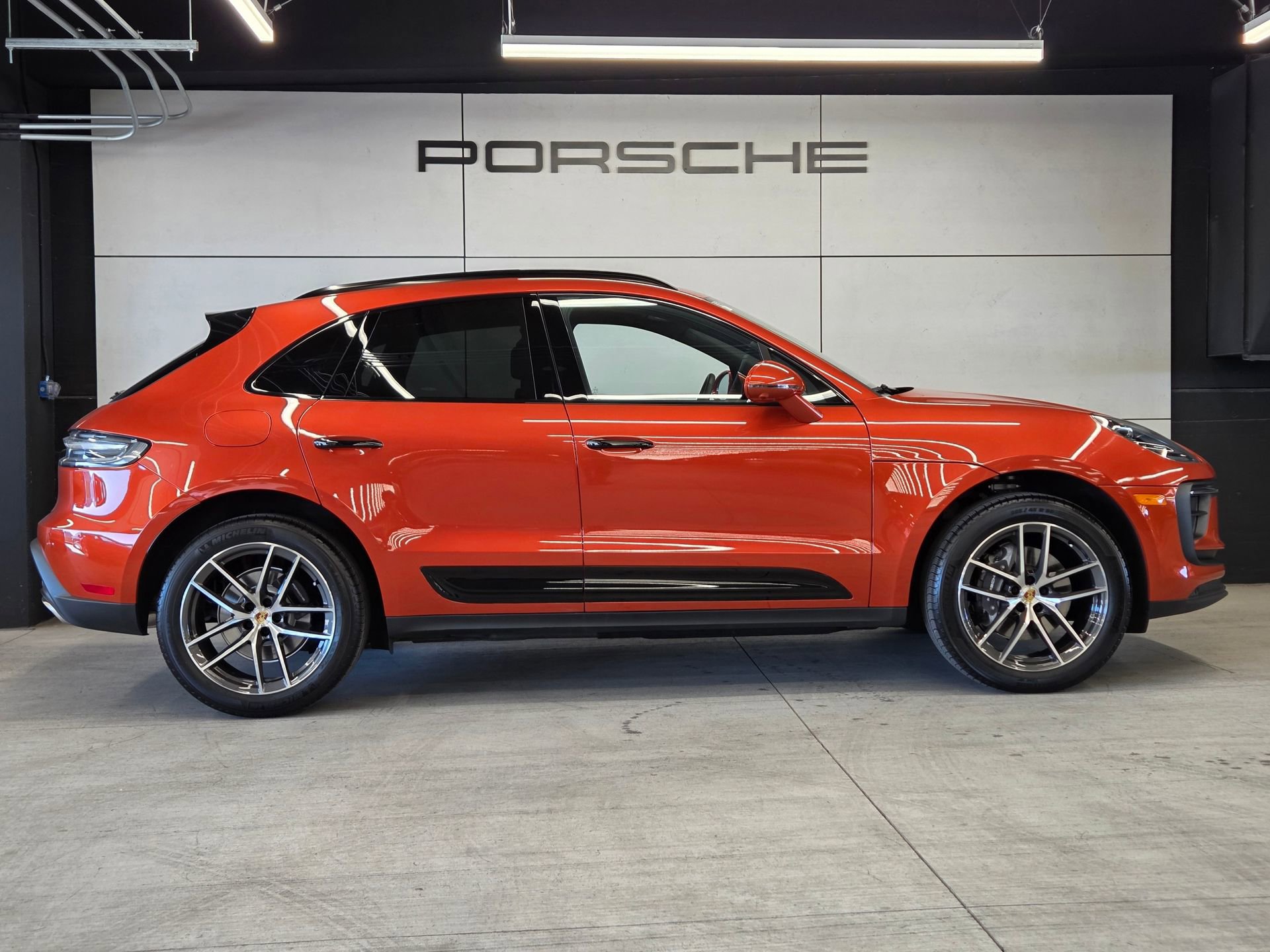 Certified 2025 Porsche Macan AWD/4WD image 27