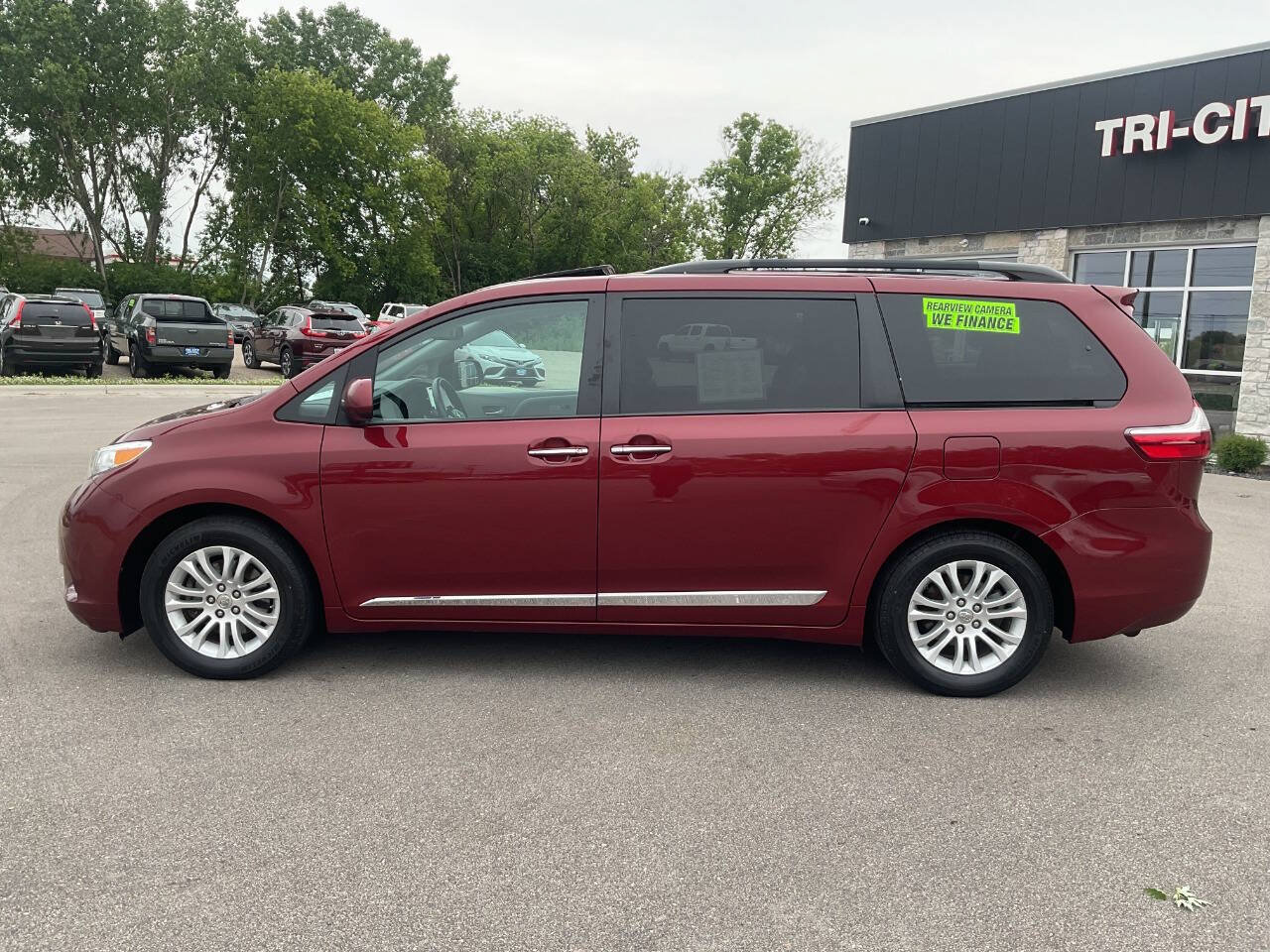 Used 2015 Toyota Sienna XLE FWD image 3
