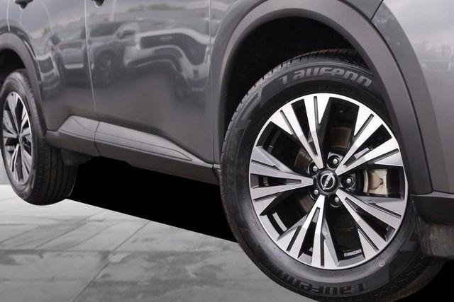 Used 2023 Nissan Rogue SV image 3