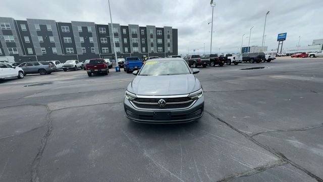 Used 2024 Volkswagen Jetta SE FWD image 3