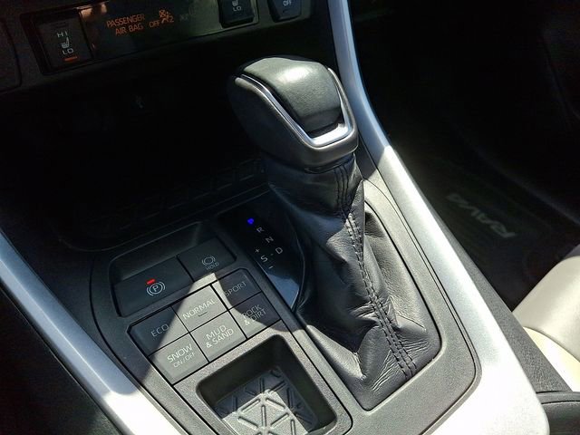 Used 2020 Toyota RAV4 XLE Premium image 18