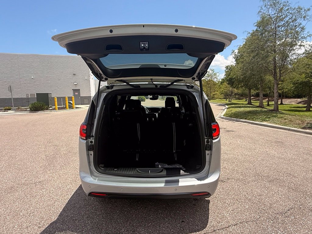 New 2026 Chrysler Pacifica Limited w/ Uconnect Theater Family Group FWD image 38