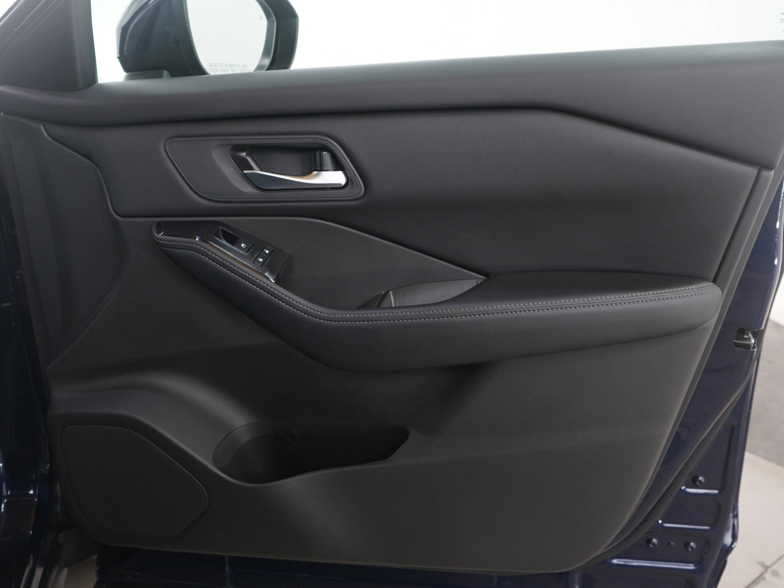 Used 2025 Nissan Rogue SV image 12