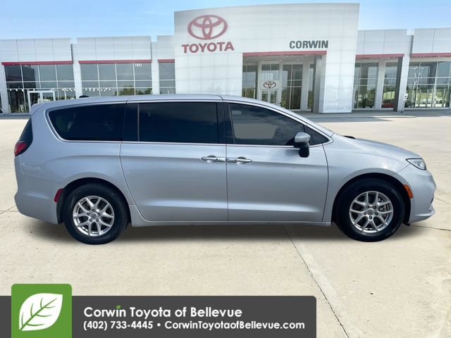 Used 2023 Chrysler Pacifica Touring-L image 6