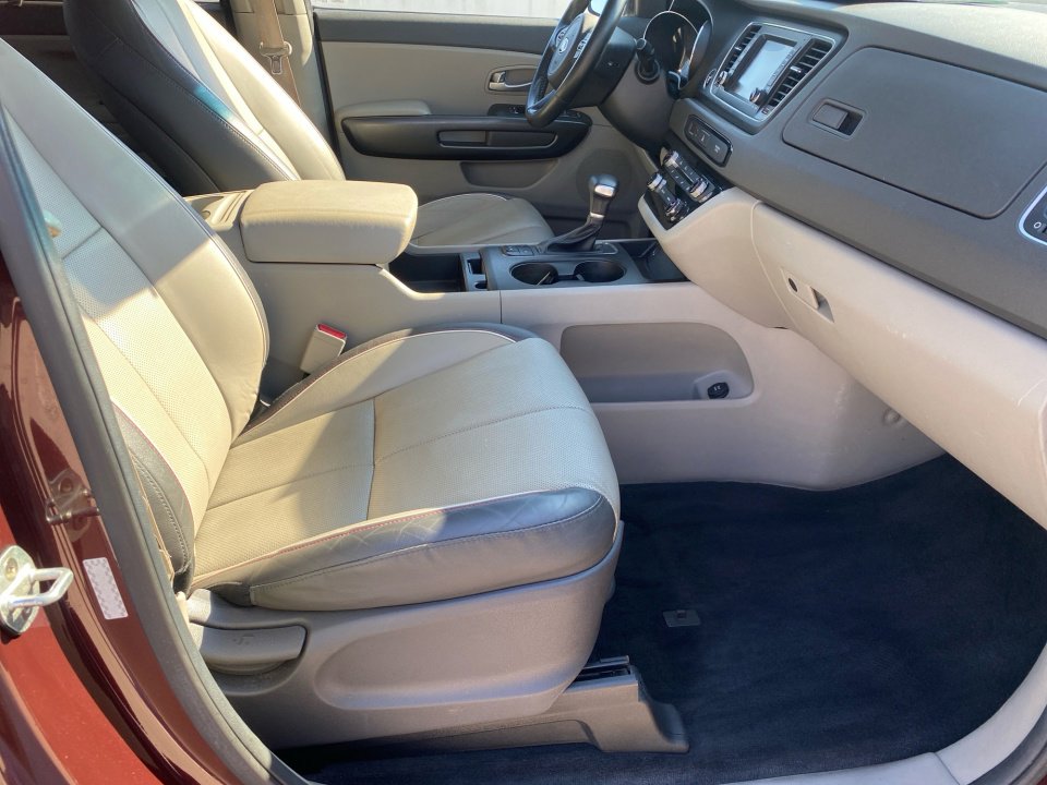Used 2017 Kia Sedona LX w/ LX Essentials Premium Package FWD image 32