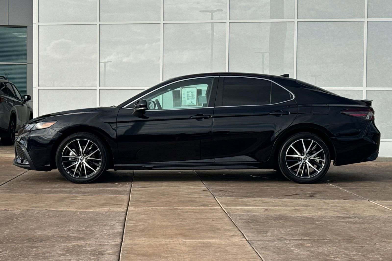 Used 2023 Toyota Camry SE image 8