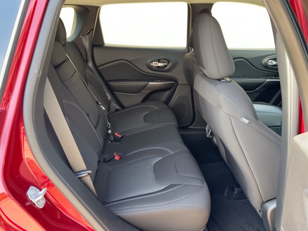 Used 2019 Jeep Cherokee Latitude w/ Popular Appearance Group AWD/4WD image 29