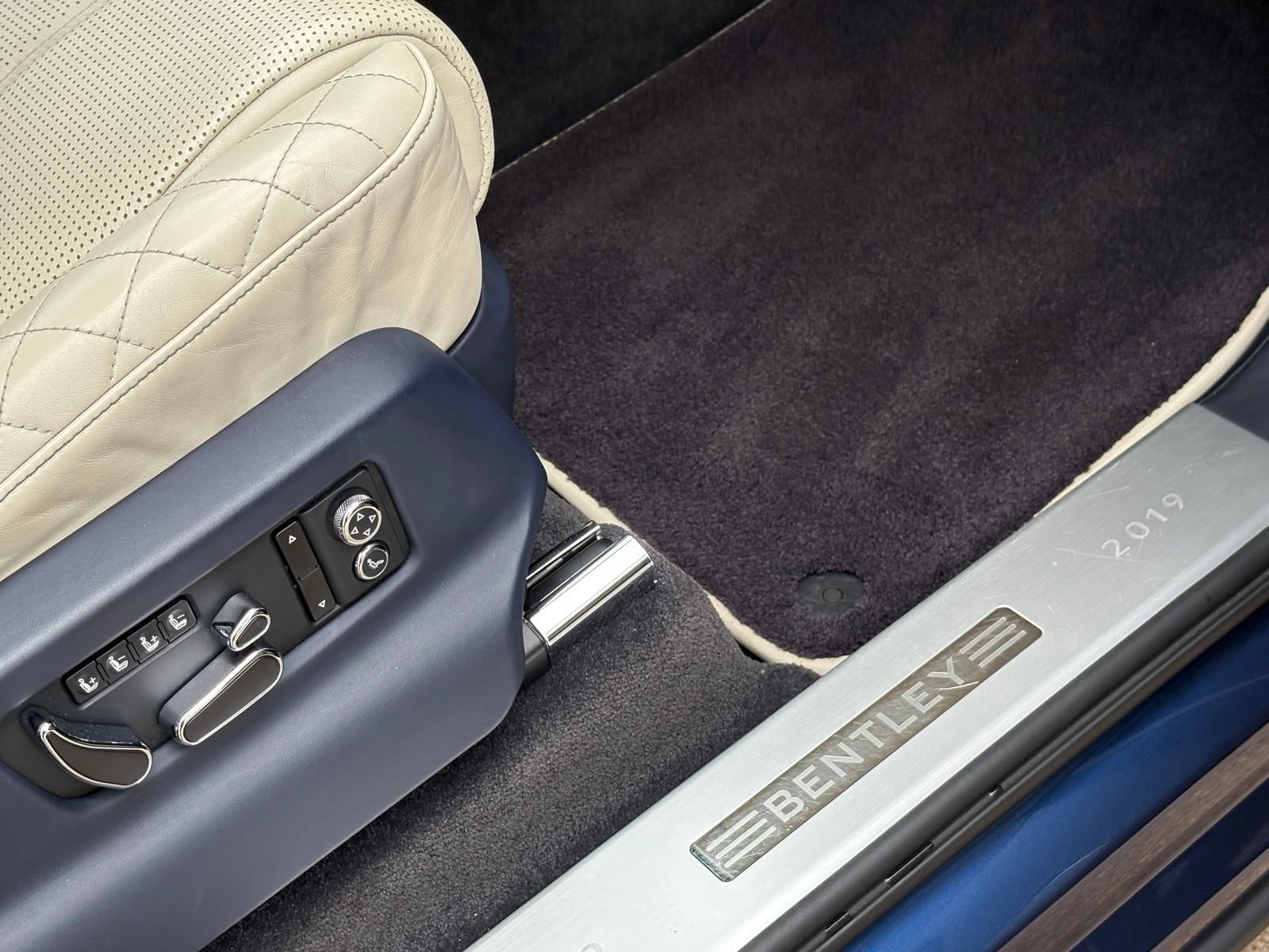 Used 2019 Bentley Bentayga AWD/4WD image 48