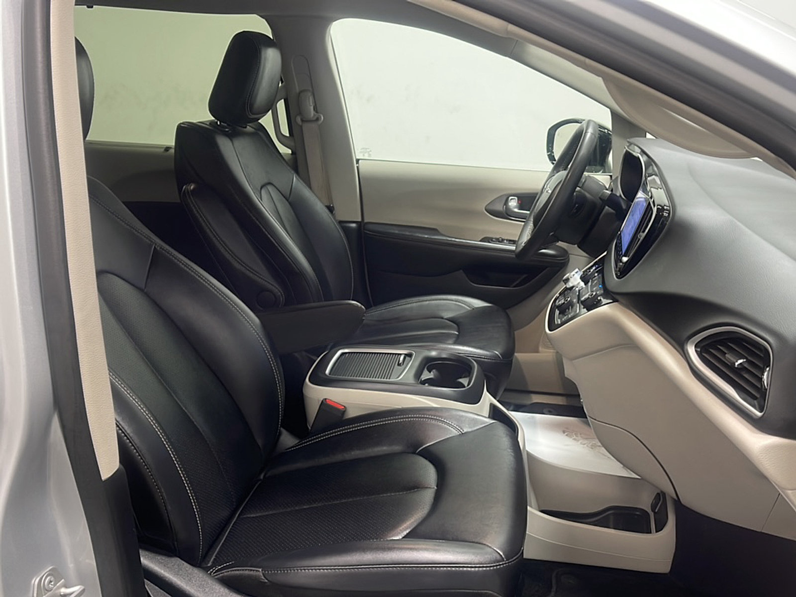 Used 2024 Chrysler Pacifica Touring-L FWD image 22