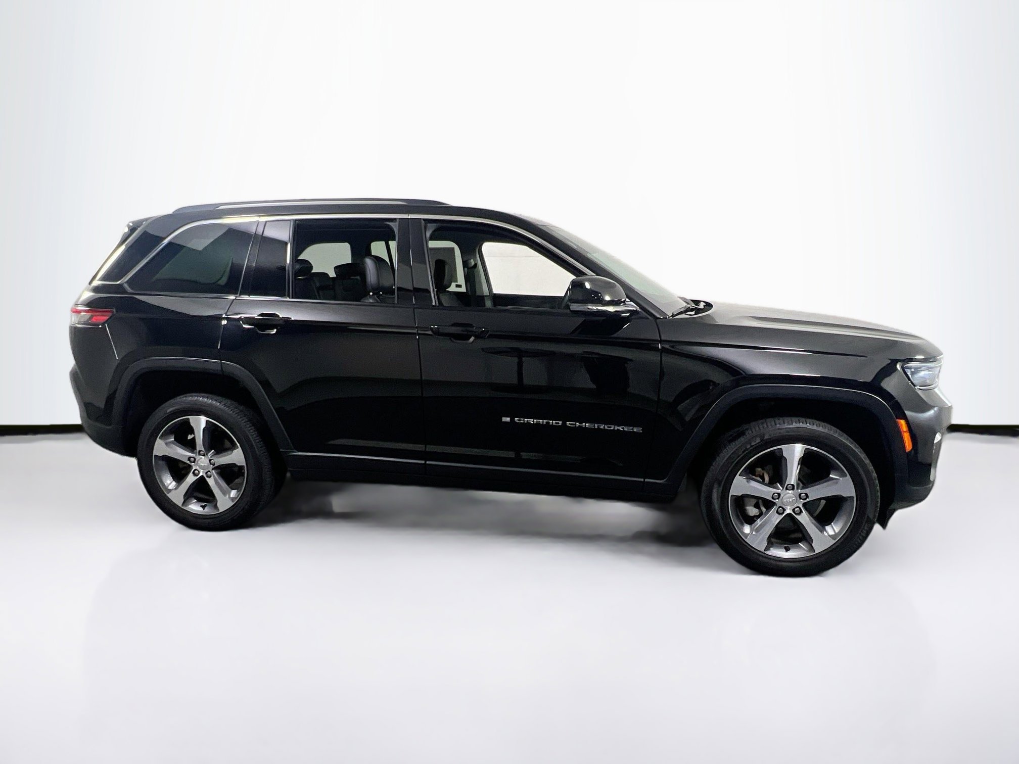 Used 2023 Jeep Grand Cherokee Limited AWD/4WD image 4