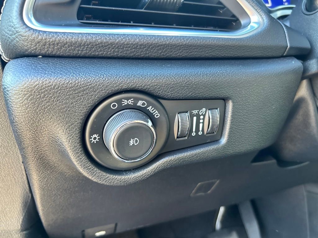 Used 2025 Chrysler Pacifica Limited image 21