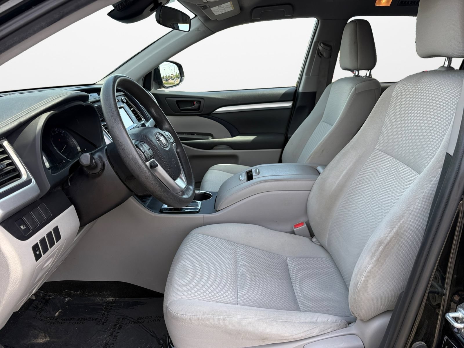 Used 2019 Toyota Highlander LE w/ Carpet Mat Package (TMS) AWD/4WD image 10