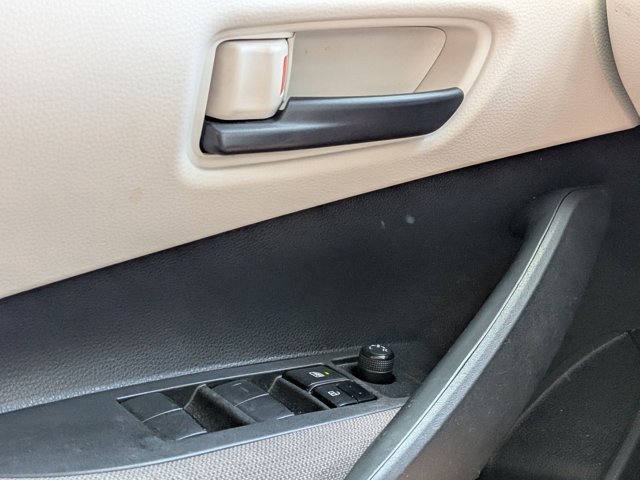 Used 2022 Toyota Corolla LE image 4
