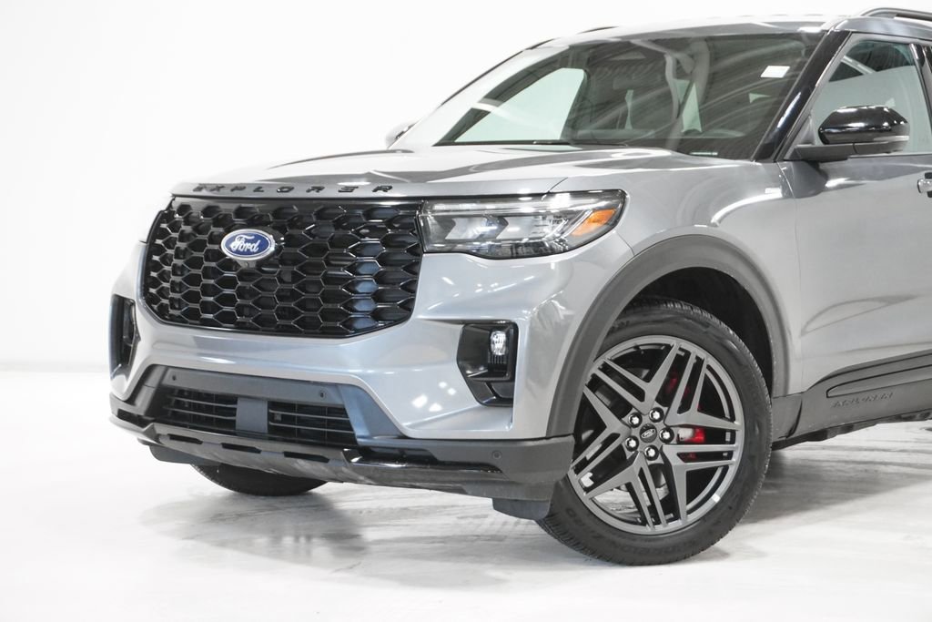 Used 2025 Ford Explorer ST-Line w/ ST-Line Street Pack image 2
