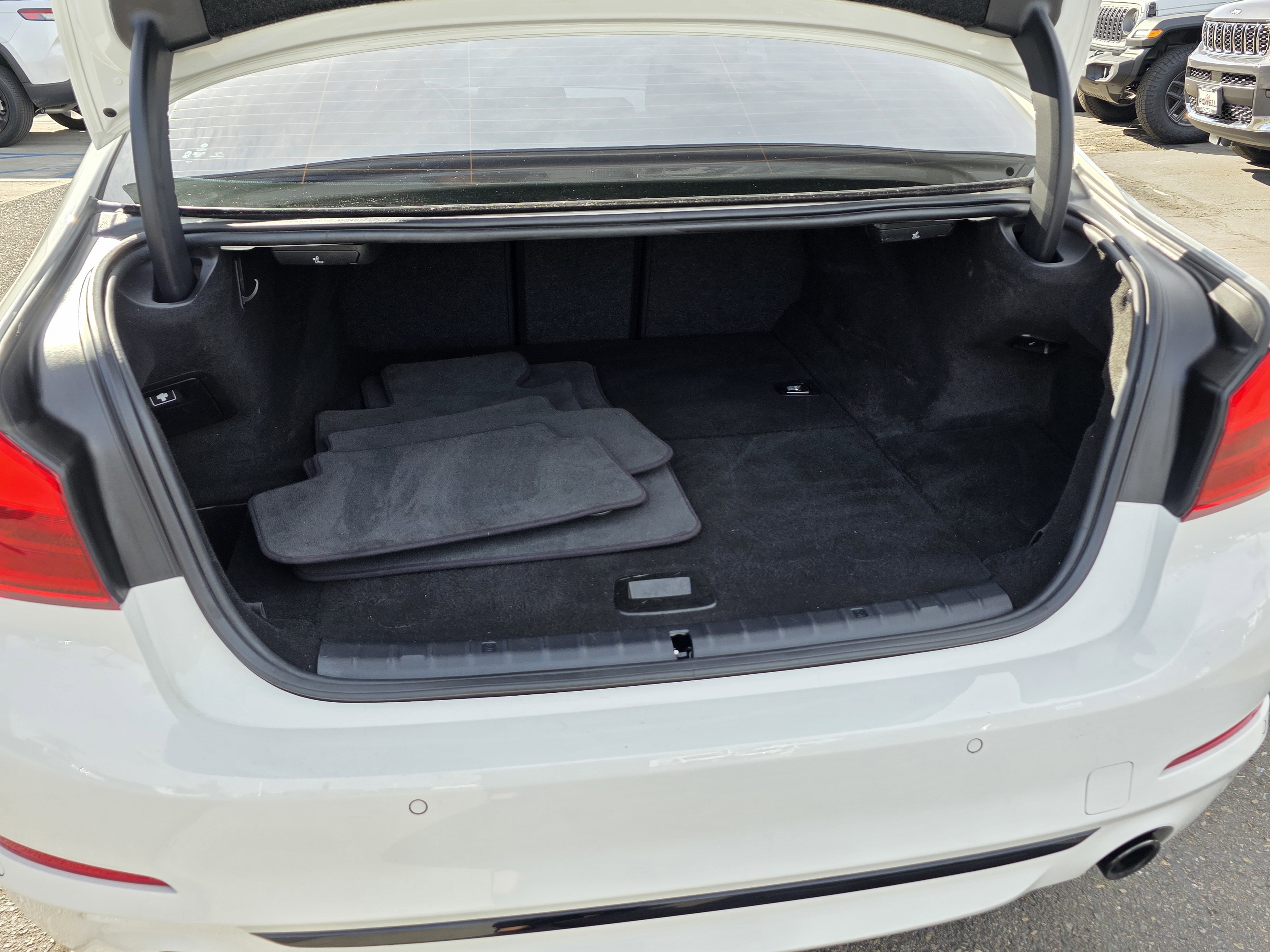 Used 2020 BMW 530e w/ Convenience Package image 19