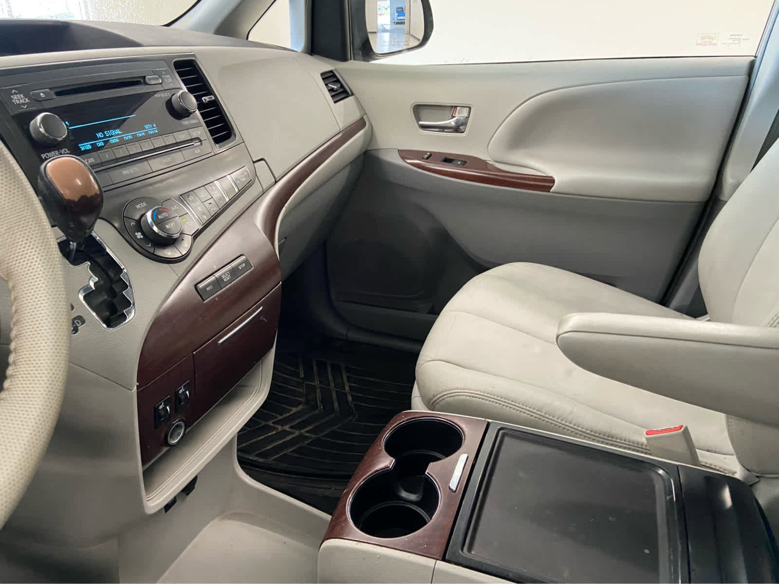 Used 2013 Toyota Sienna XLE FWD image 25