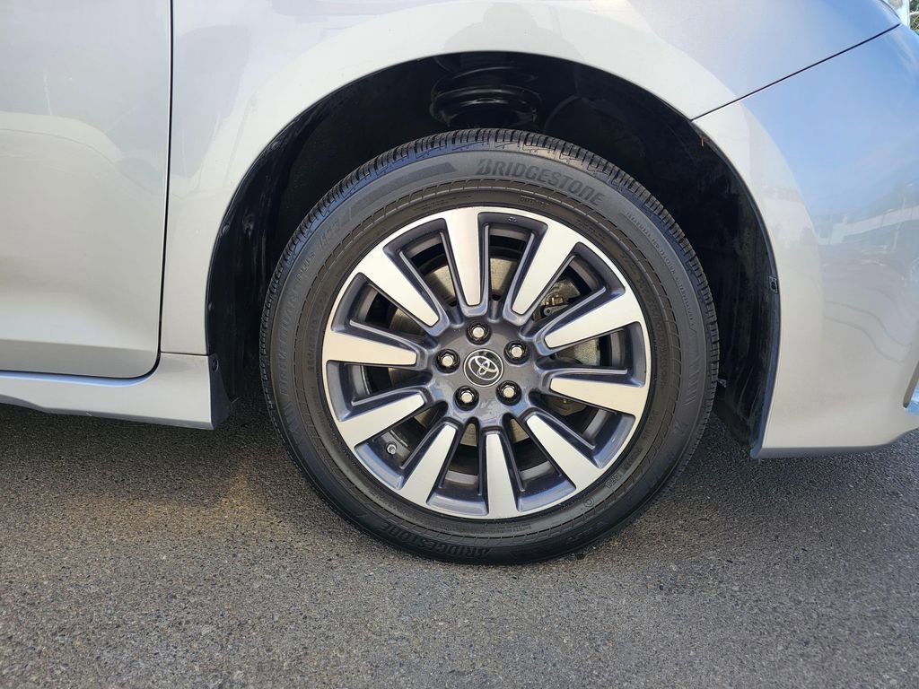 Used 2018 Toyota Sienna XLE w/ XLE Navigation Package AWD/4WD image 9