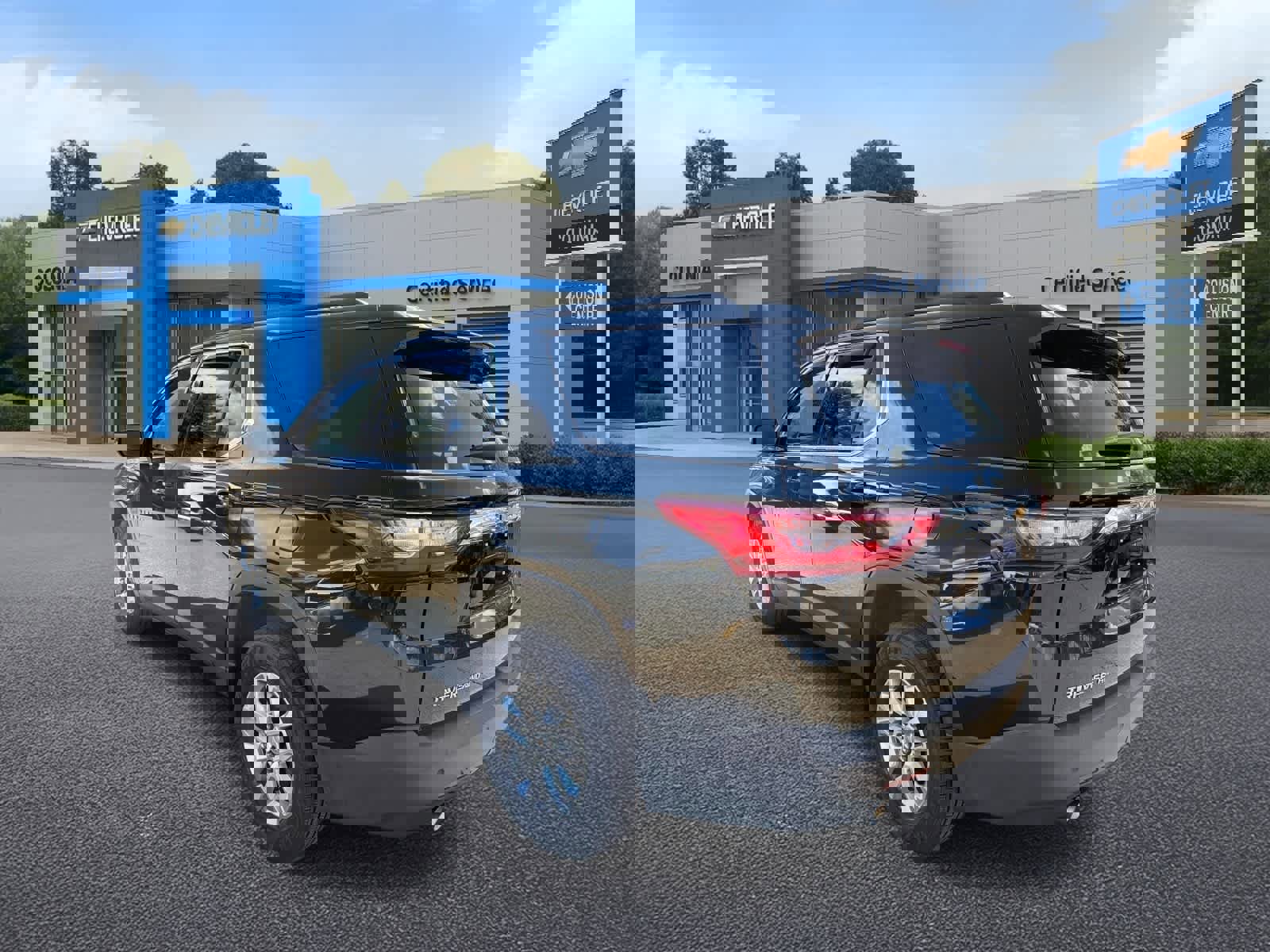 Used 2019 Chevrolet Traverse LT image 2