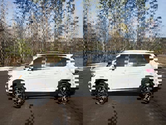 Used 2025 Volkswagen Atlas SE image 2