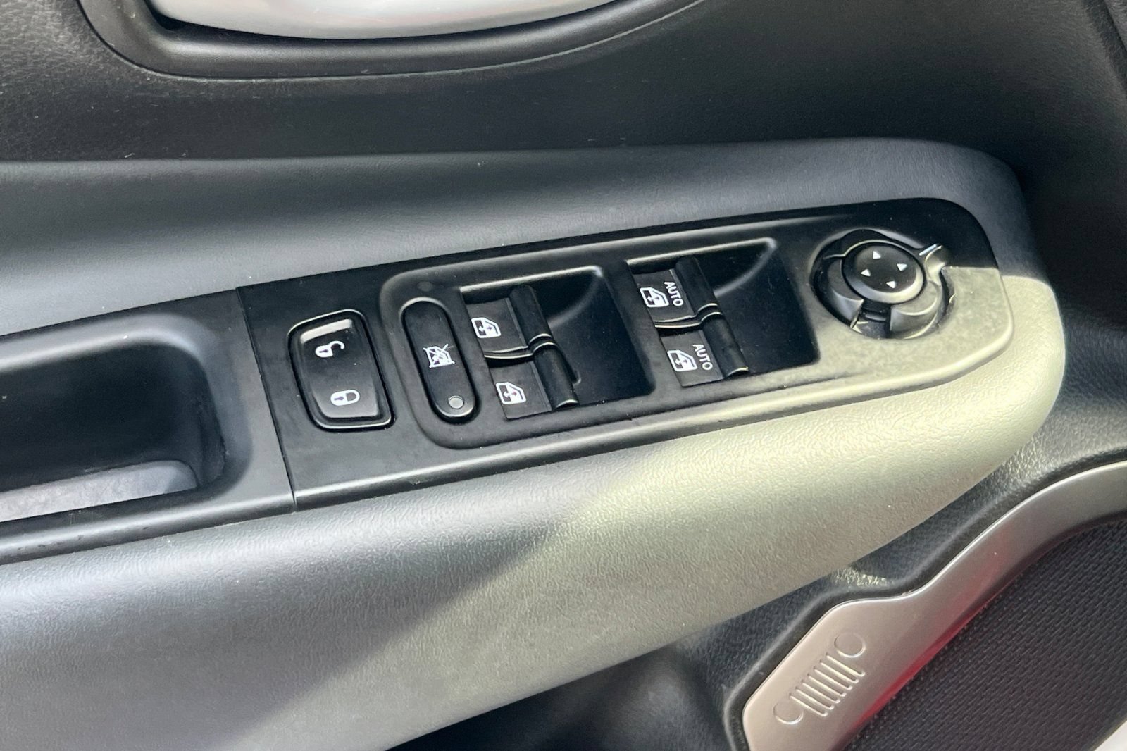 Used 2023 Jeep Renegade Latitude AWD/4WD image 14