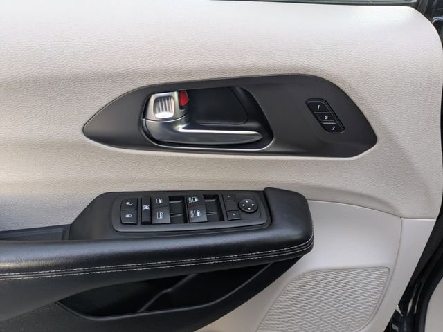Used 2023 Chrysler Pacifica Touring-L FWD image 24