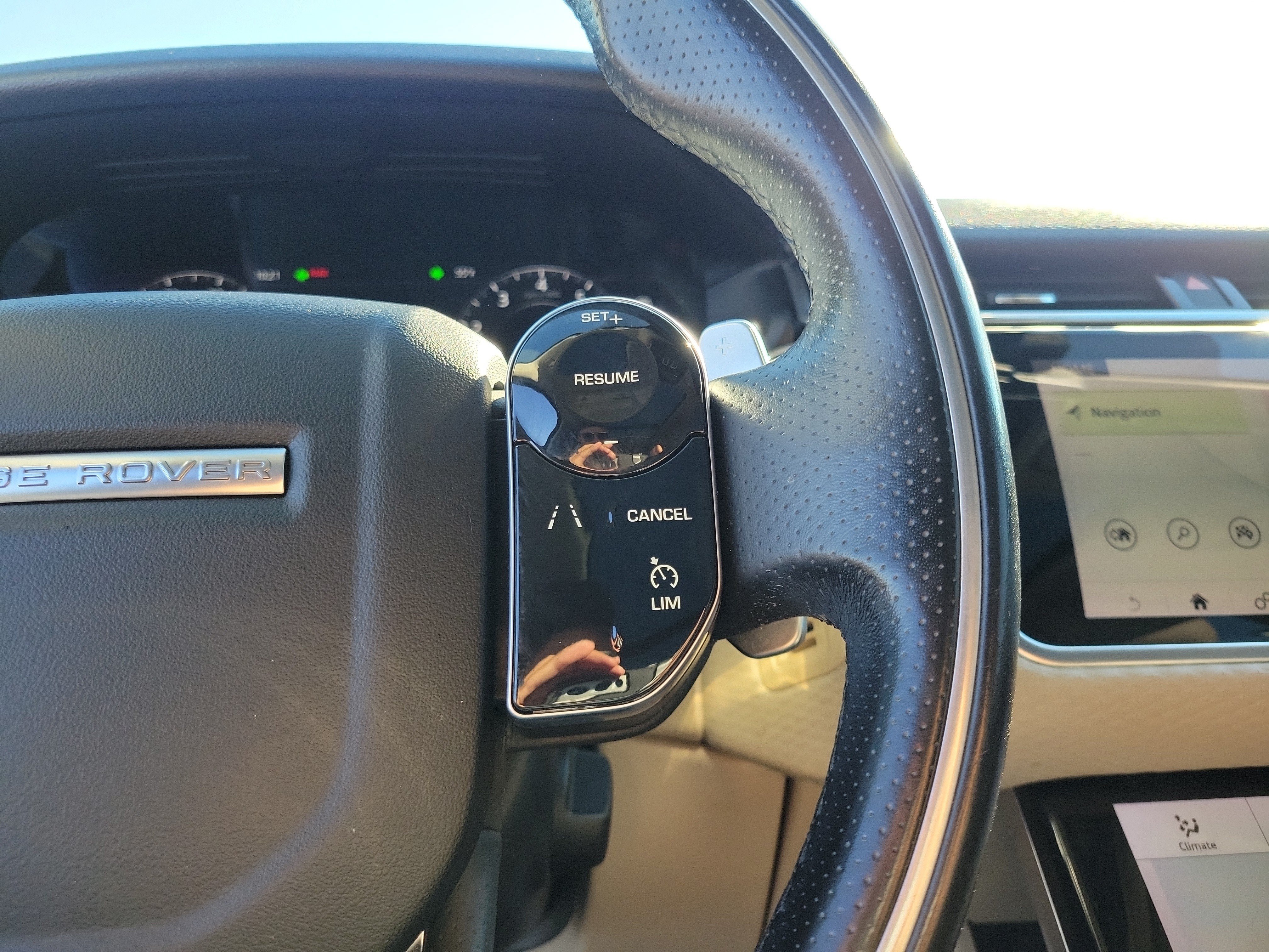 Used 2019 Land Rover Range Rover Velar R-Dynamic SE AWD/4WD image 23