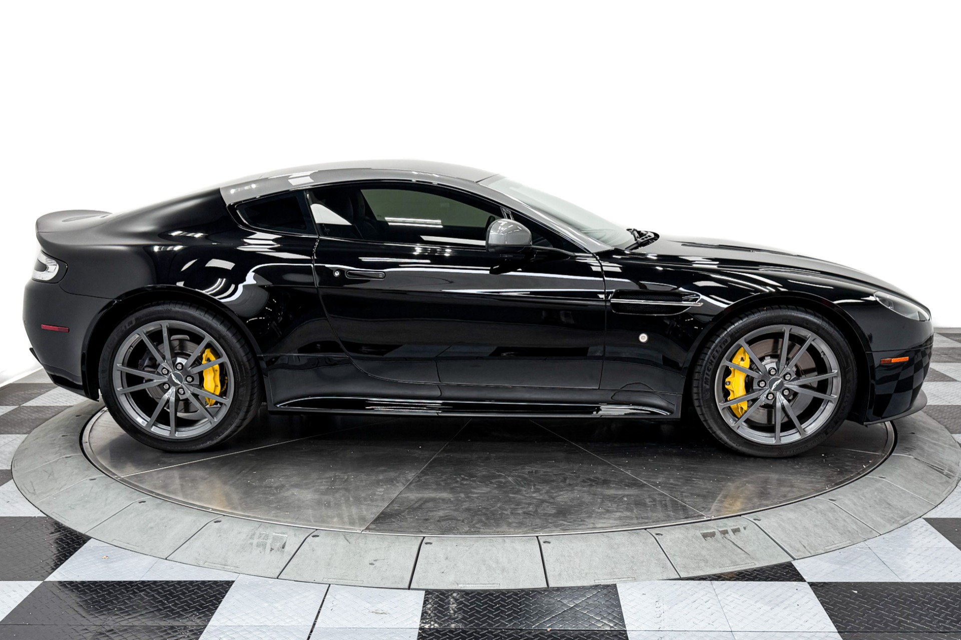 Used 2015 Aston Martin V8 Vantage GT RWD image 29