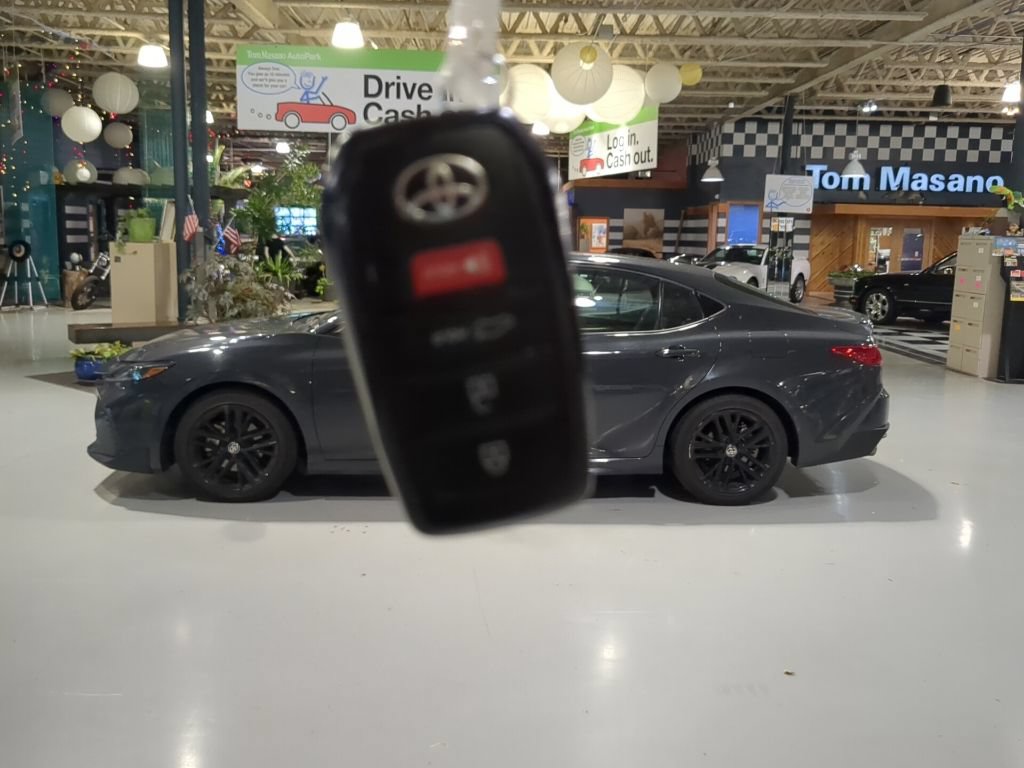 Used 2025 Toyota Camry SE FWD image 4