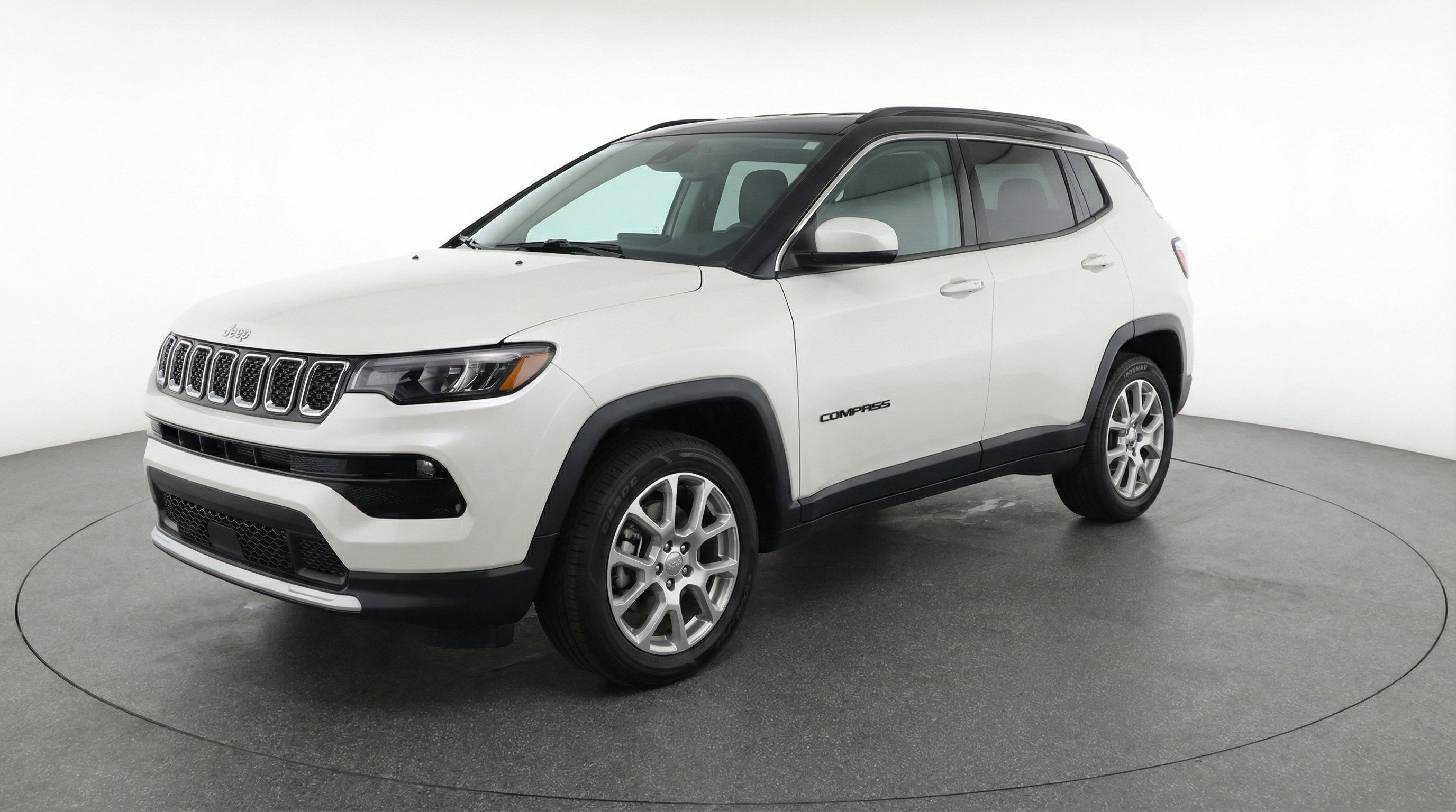 Used 2025 Jeep Compass Limited image 3