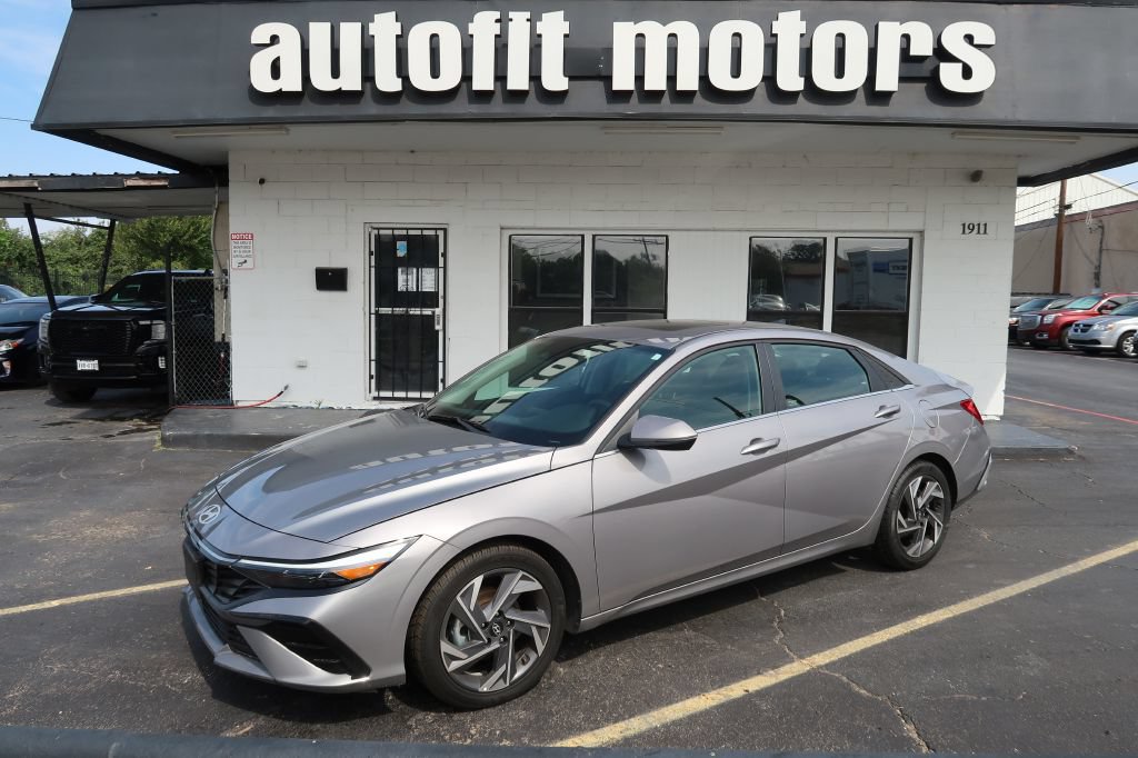 Used 2025 Hyundai Elantra Limited FWD image 1