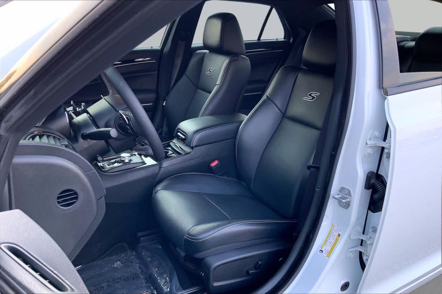 Used 2023 Chrysler 300 S w/ Comfort Group RWD image 8