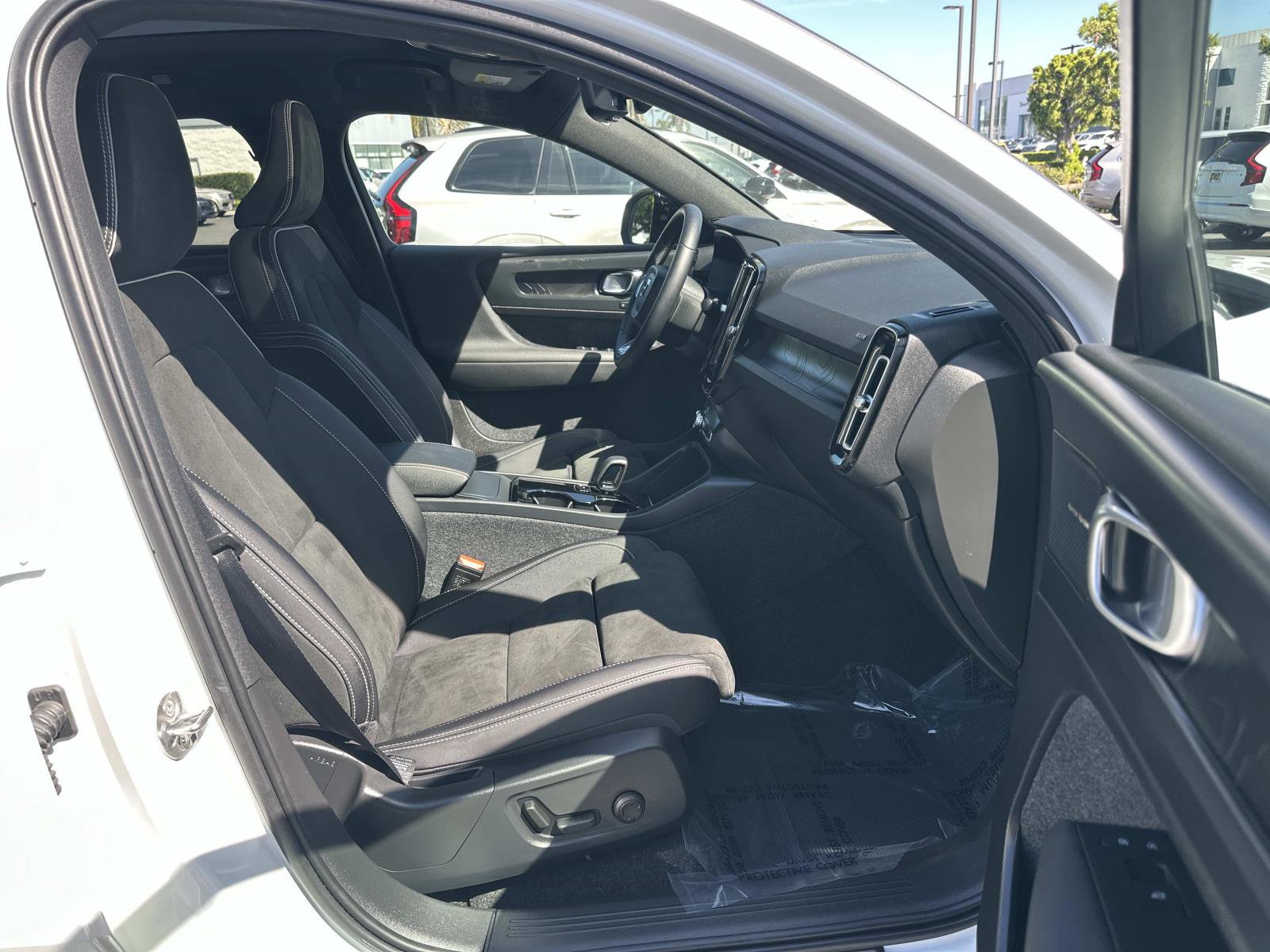 Certified 2023 Volvo C40 P8 Recharge Ultimate image 25