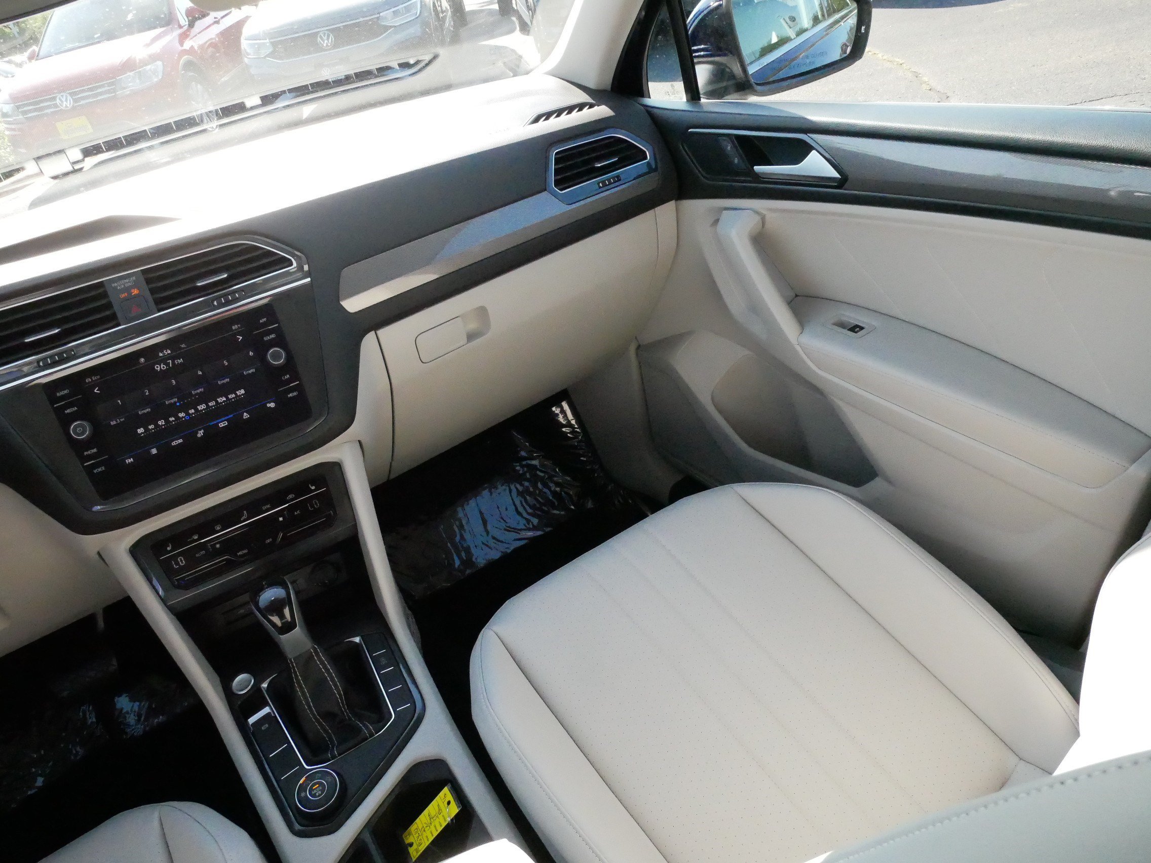 Certified 2023 Volkswagen Tiguan SE w/ Panoramic Sunroof Package AWD/4WD image 11