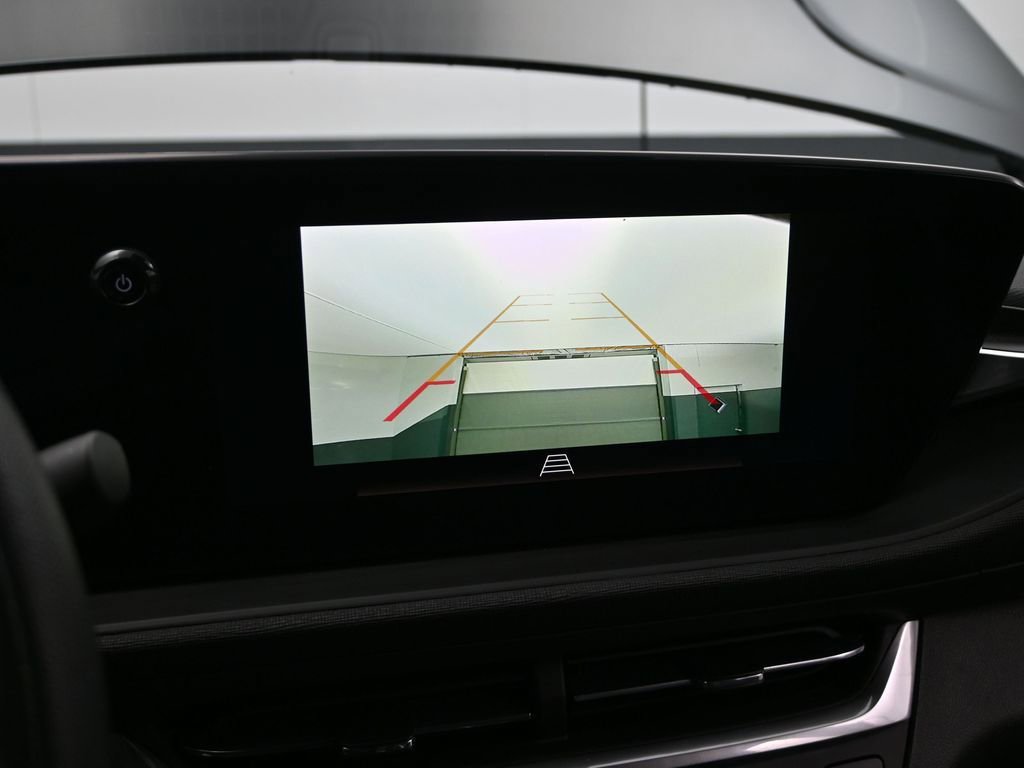 Used 2025 Buick Envista Preferred w/ Advanced Safety Package image 22