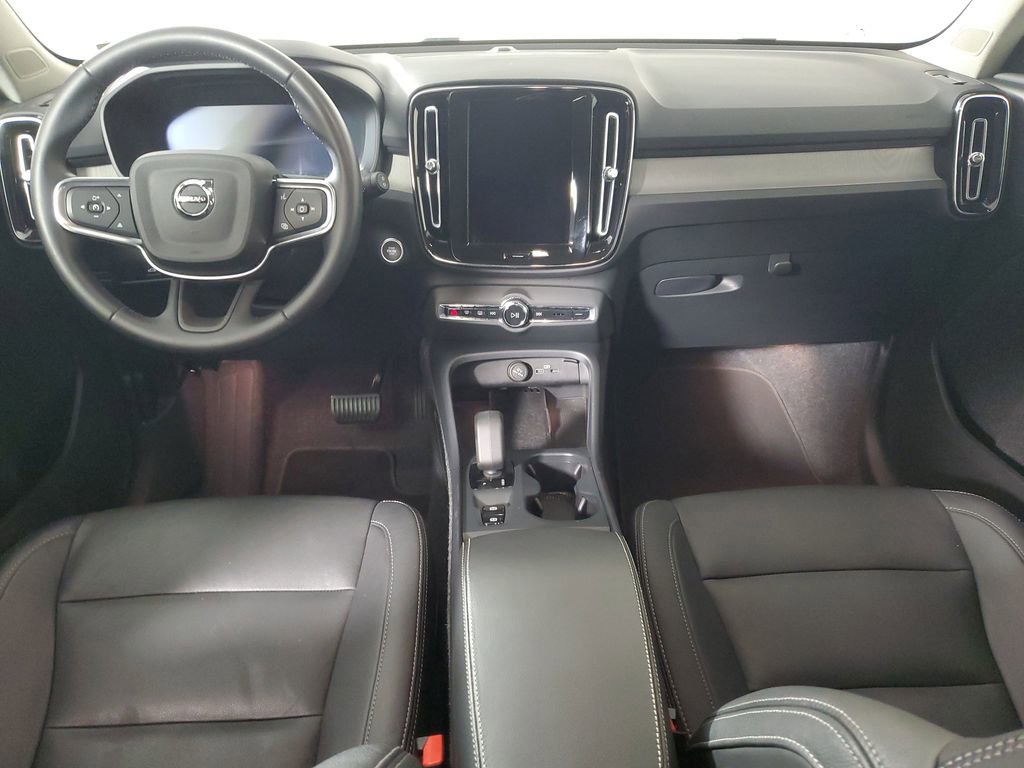 Certified 2025 Volvo XC40 B5 Core image 17