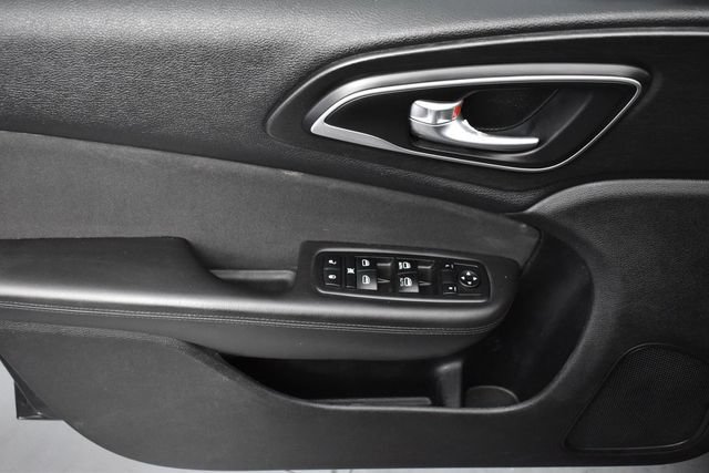 Used 2015 Chrysler 200 Limited FWD image 10