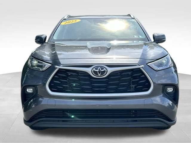 Used 2025 Toyota Highlander XLE AWD/4WD image 8