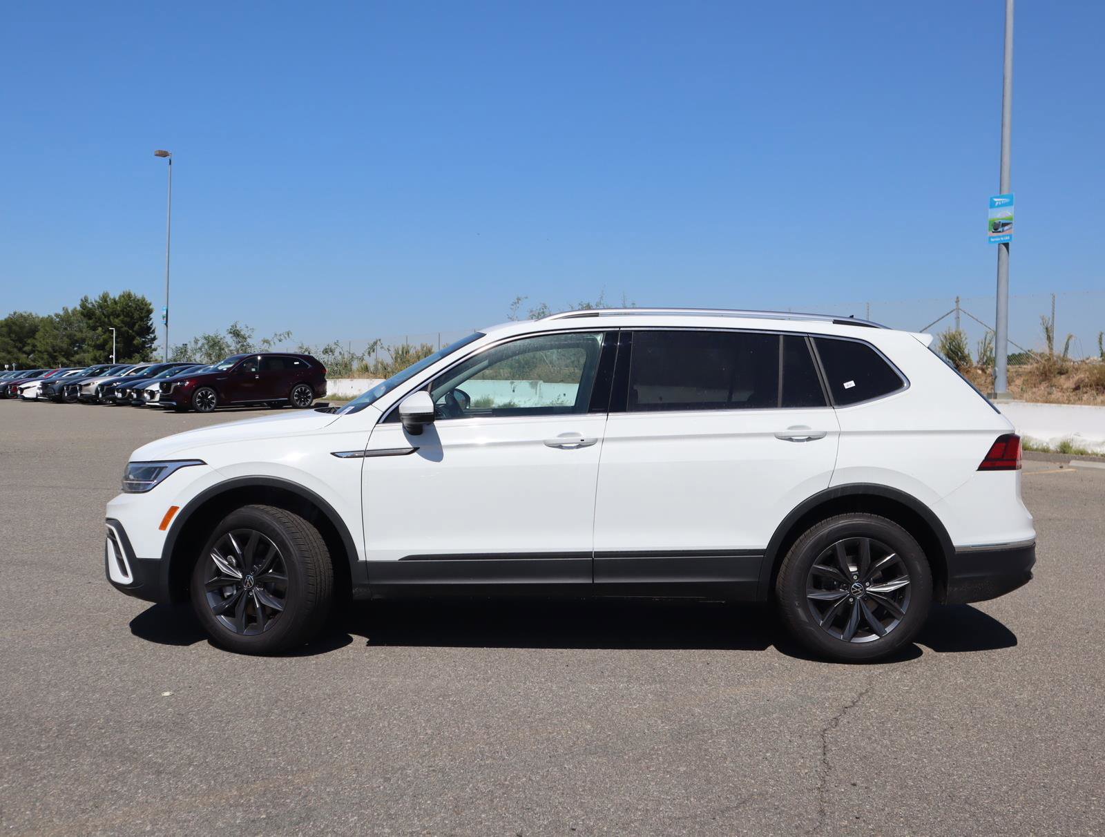 New 2024 Volkswagen Tiguan SE w/ Panoramic Sunroof Package FWD image 2