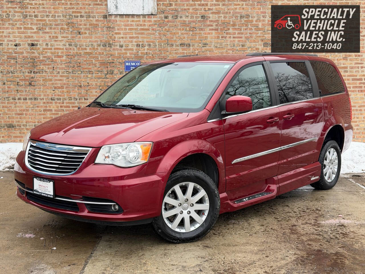 Used 2014 Chrysler Town & Country Touring image 5