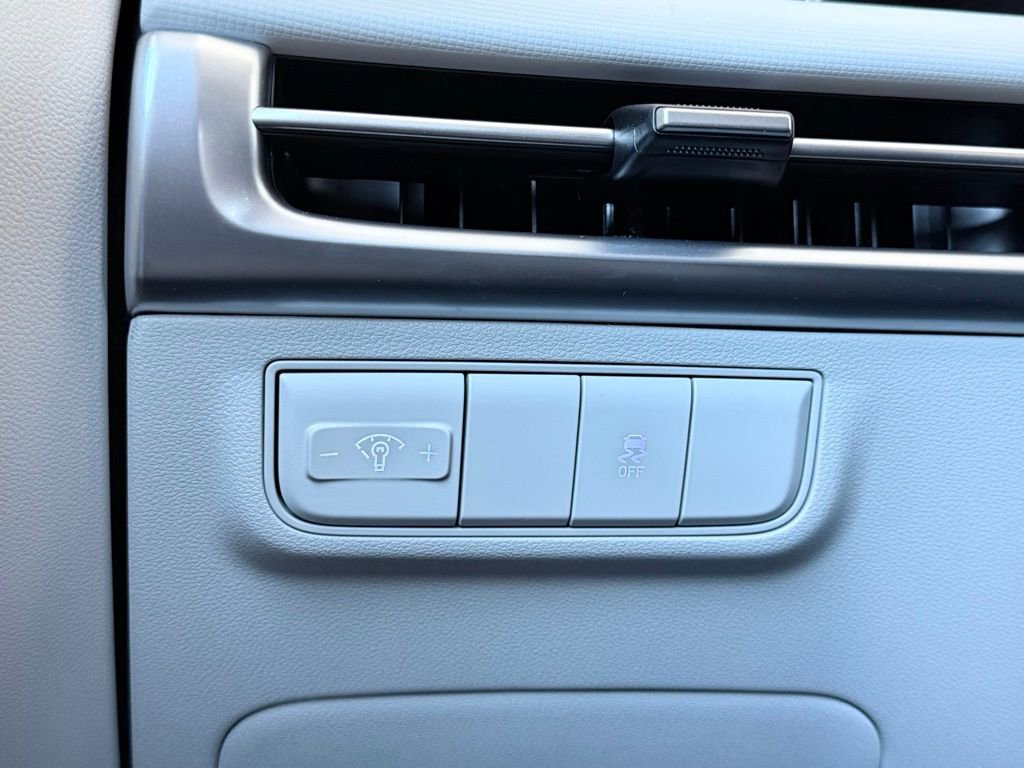 Used 2025 Hyundai Tucson SE image 12