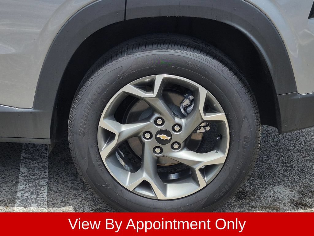 Used 2025 Chevrolet Trax LT w/ LT Convenience Package FWD image 11