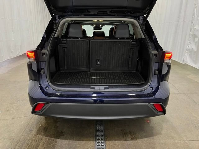 Used 2021 Toyota Highlander XLE AWD/4WD image 12