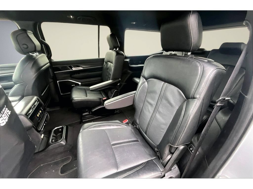 Used 2024 Jeep Wagoneer Series III AWD/4WD image 25