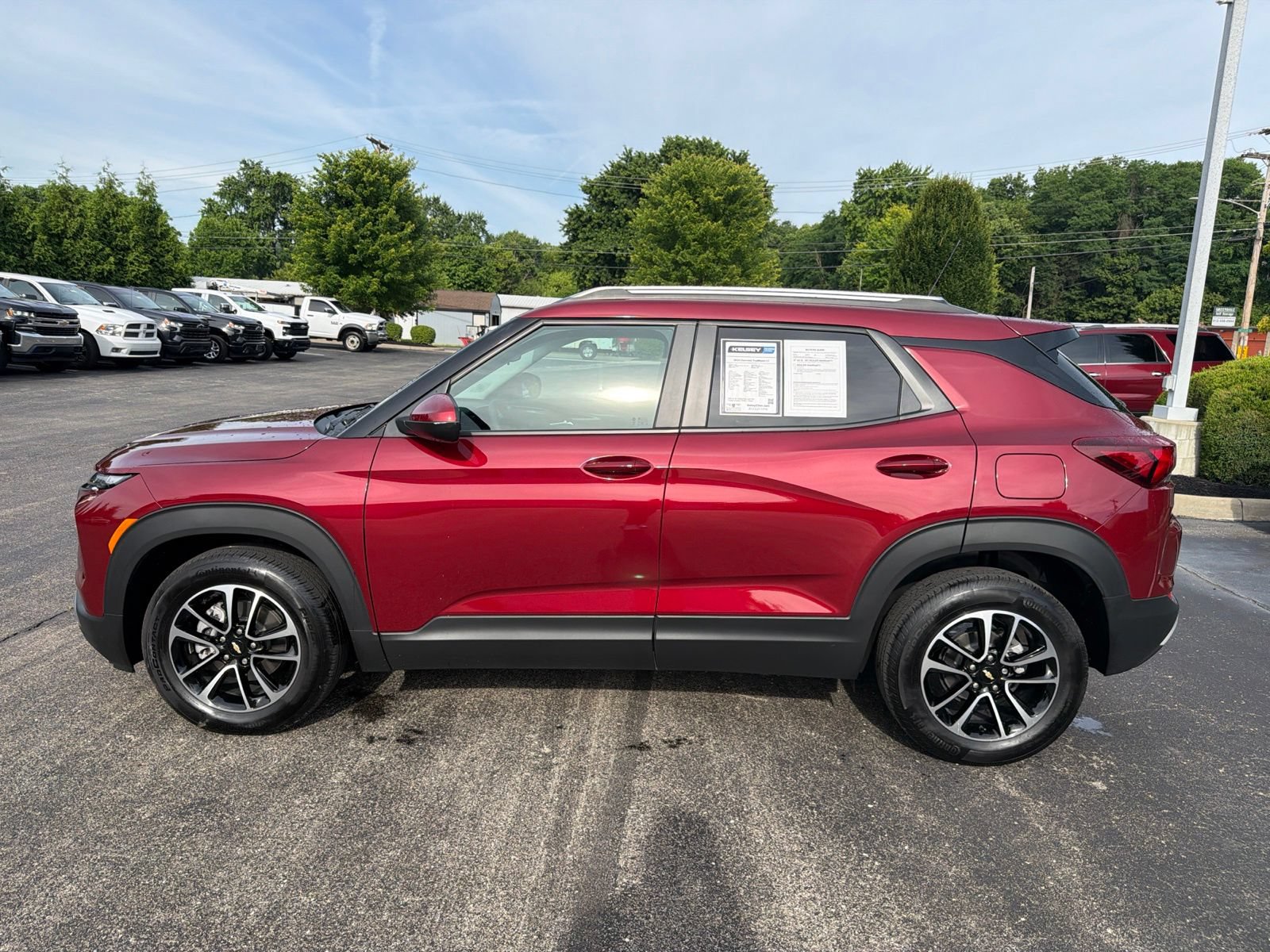 Used 2024 Chevrolet TrailBlazer LT w/ LT Cold Weather Package FWD image 2