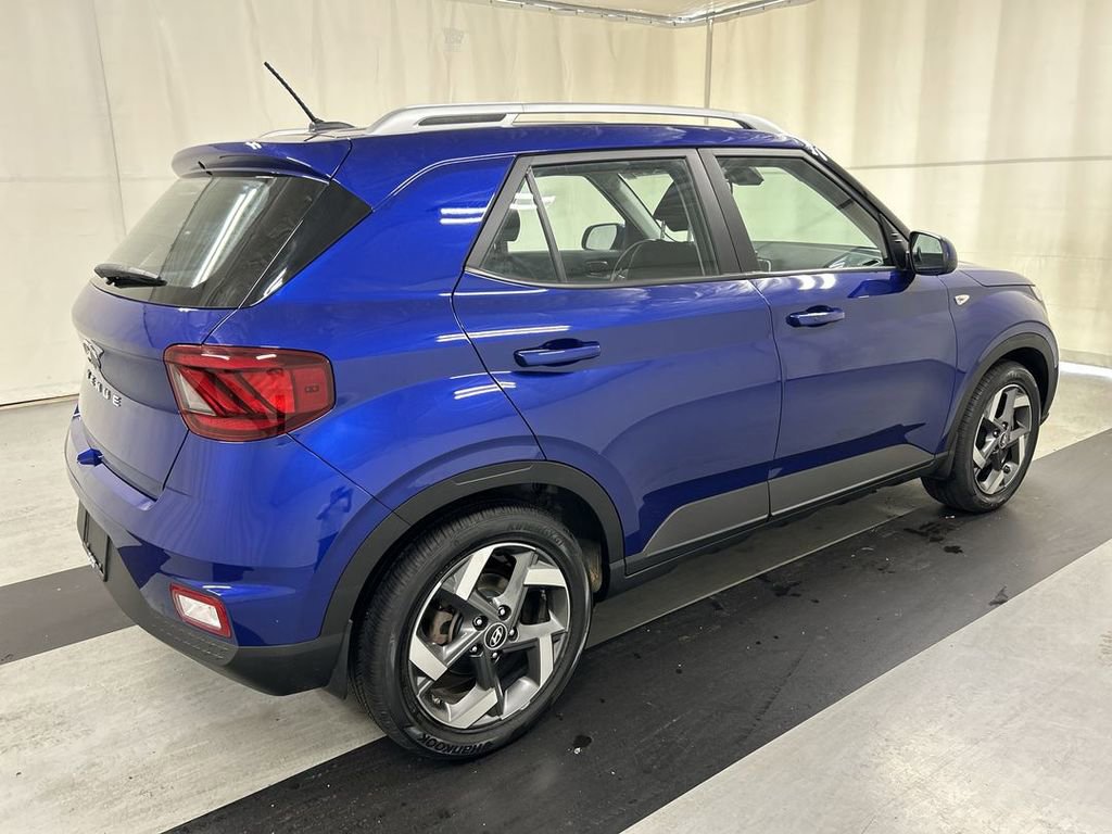 Used 2023 Hyundai Venue Limited FWD image 2