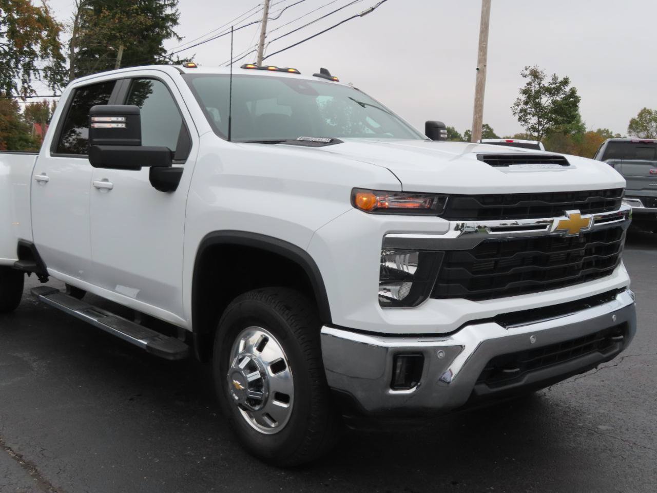 Used 2025 Chevrolet Silverado 3500 LT w/ Safety Package AWD/4WD image 25