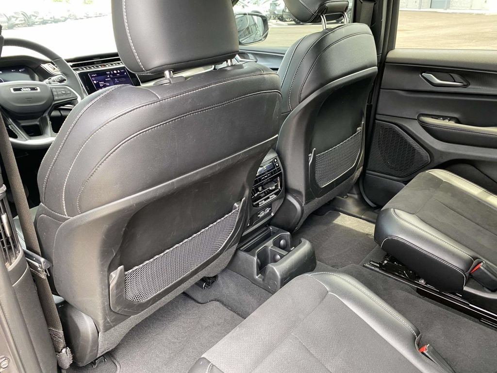 Used 2025 Jeep Grand Cherokee L Altitude RWD image 11